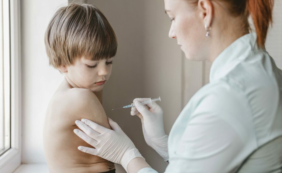 Вакцинация считается эффективным способом защиты от кори. Фото: Freepik.com