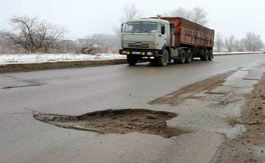 На дорожников подали в суд за ямы на трассе. Фото Андрей Мирейко.