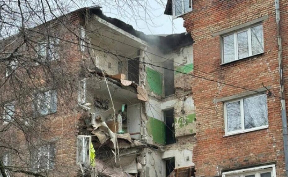 В аварийном доме обрушился целый подъезд. Фото: ТГ-канал Алексея Логвиненко. 