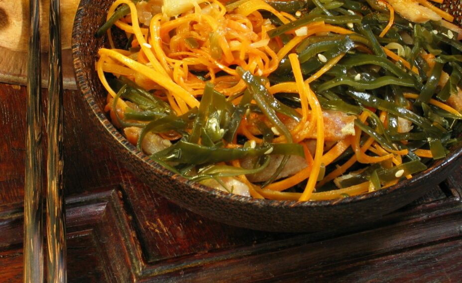 Блюдо с морской капустой/Andrey Turusov/Russian Look
