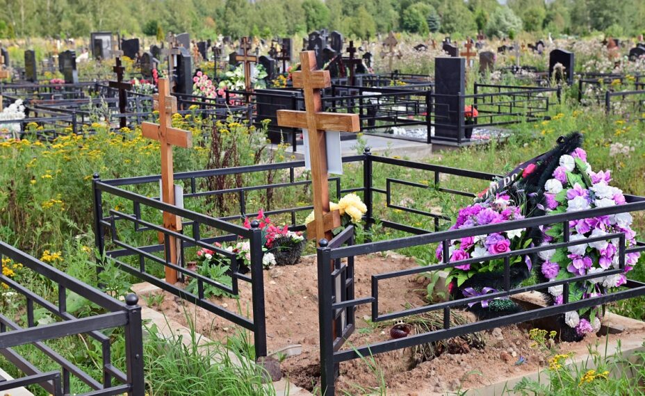 Горожане с наступлением тепла активно убирают на могилах близких. Фото: Владимир Баранов / Global Look Press.