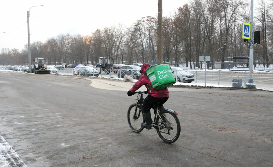 Зарплата курьеров может увеличиться. Фото: Maksim Konstantinov/Global Look Press.