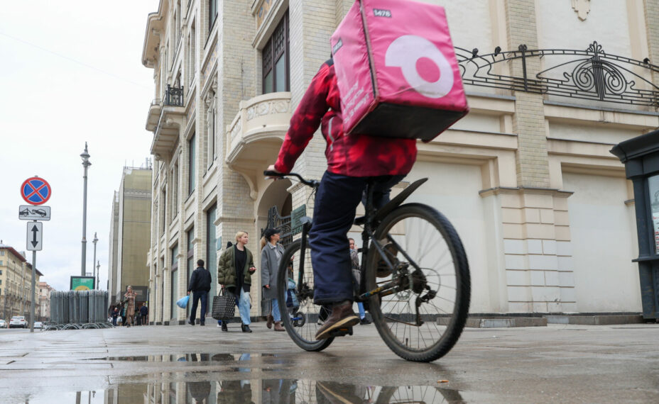 17.04.2024. Russia. Moscow. People in the spring in the city after the rain