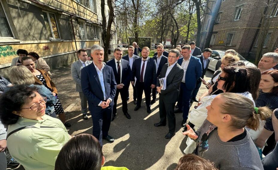 Глава Ростова-на-Дону пообщался с жителями аварийного дома. Фото: телеграм-канал Алексея Логвиненко