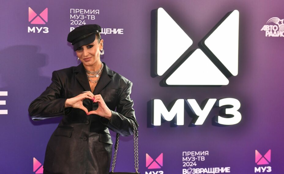 Бузова могла бы стать интервьюером. Фото: Global Look Press 