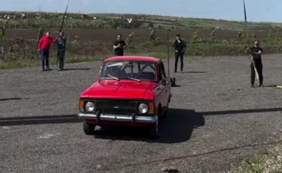 Каскадеру в спрессованной машине пришлось несладко. Фото: Скриншот видео из телеграм-канала  «Ростов главный».