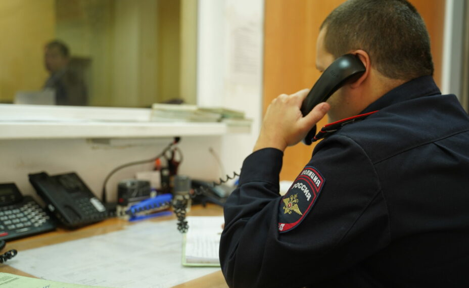 В полиции, куда отправилась с заявлением пострадавшая, еще раз напомнили гражданам сохранять бдительность при звонках с неизвестных номеров. Фото: Светлана МАКОВЕЕВА
