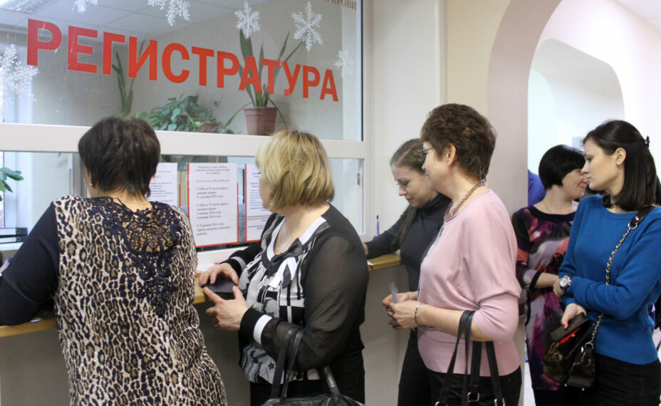 Жители постоянно жалуются на долгие очереди в больницах и перегруженность медицинских учреждений. Фото: Елена СТЕПАНОВА