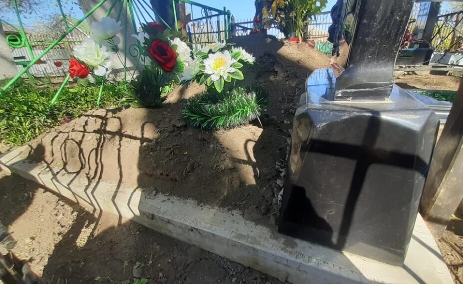 В день годовщины родные пришли почтить память близкого человека, но вместо этого увидели следы бессовестного вандализма. Фото: Архив героев публикации