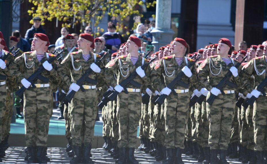 Около 2,5 тысячи солдат в прошлом году чеканили шаг по Театральной площади. Фото: Алексей БУЛАТОВ