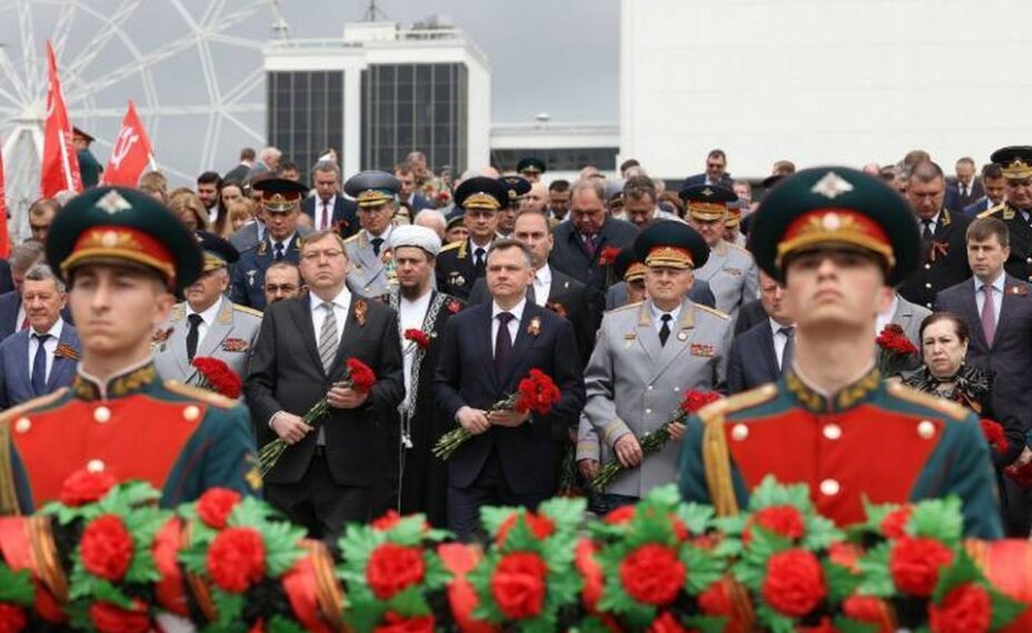В Ростове состоялось торжественное возложение гирлянды Славы. Фото: Пресс-служба правительства области.