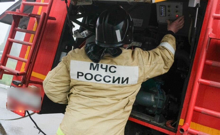 Ночью в результате атаки БПЛА загорелись дома в Каменске-Шахтинском. Фото: Артем КИЛЬКИН