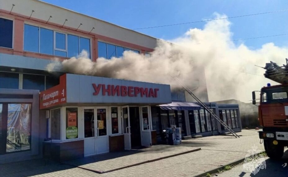 Здание загорелось на улице Ленина. Фото: ГУ МЧС по Ростовской области