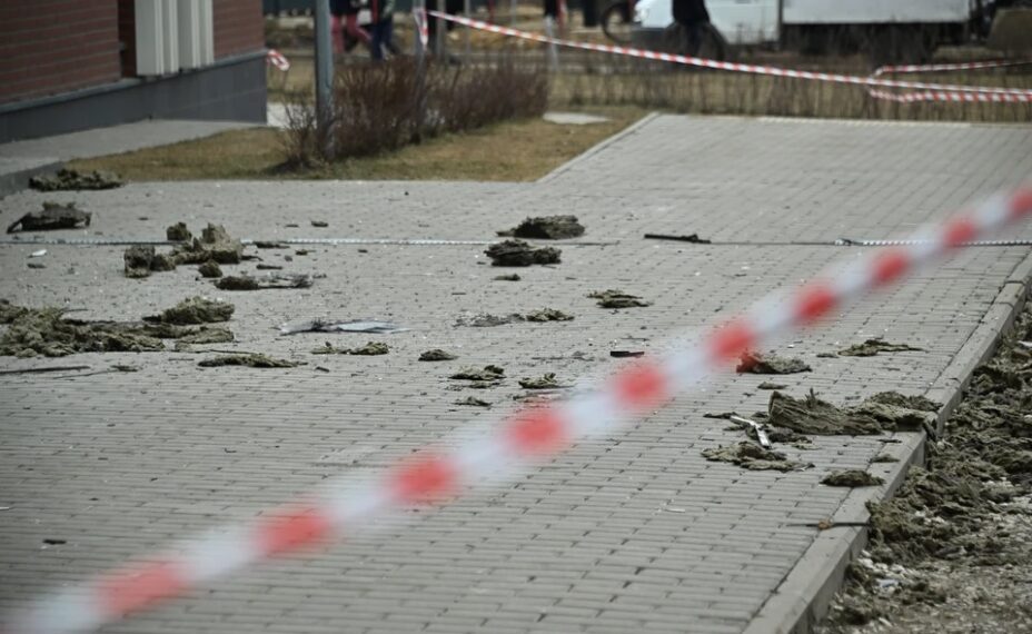 В результате атаки БПЛА произошел взрыв и возгорание в многоэтажке на левом берегу. Фото: Михаил ФРОЛОВ