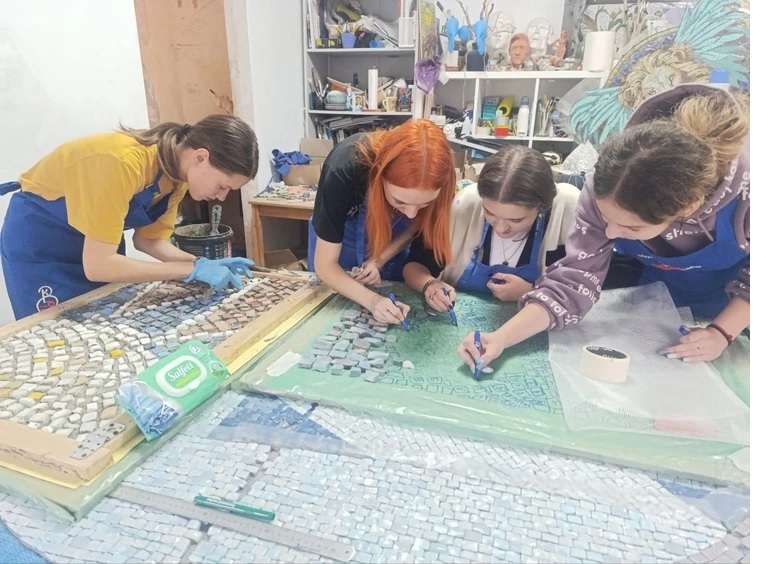 В создании мозаики использовали уникальное сочетание «советской» и «итальянской» смальты. Фото: ВКонтакте «Том Сойер Фест»