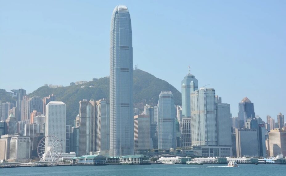 Небоскребы в Китае будто действительно достают до облаков. Фото: Из архива героев публикации