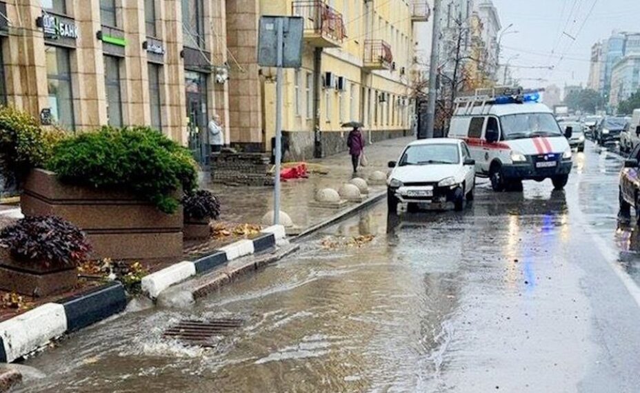 Во время ливня 25 октября в городе улицы ушли под воду. Фото: Администрация Ростова