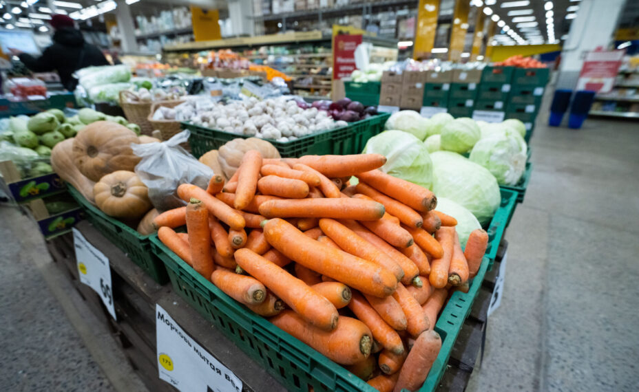 Ценники обновились в связи с поступлением в продажу отечественного урожая этого года. Фото: Юлия ПЫХАЛОВА