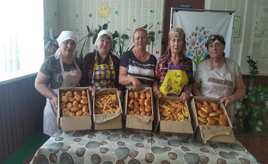 Дончанки уверены, что коробки с ароматной и вкусной едой добавят бойцам домашнего тепла. Фото: Из архива героев публикации
