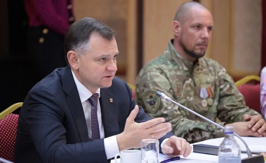 Губернатор Ростовской области Юрий Слюсарь собрал за одним столом героев спецоперации и их школьных наставников. Фото: Пресс-служба губернатора Ростовской области