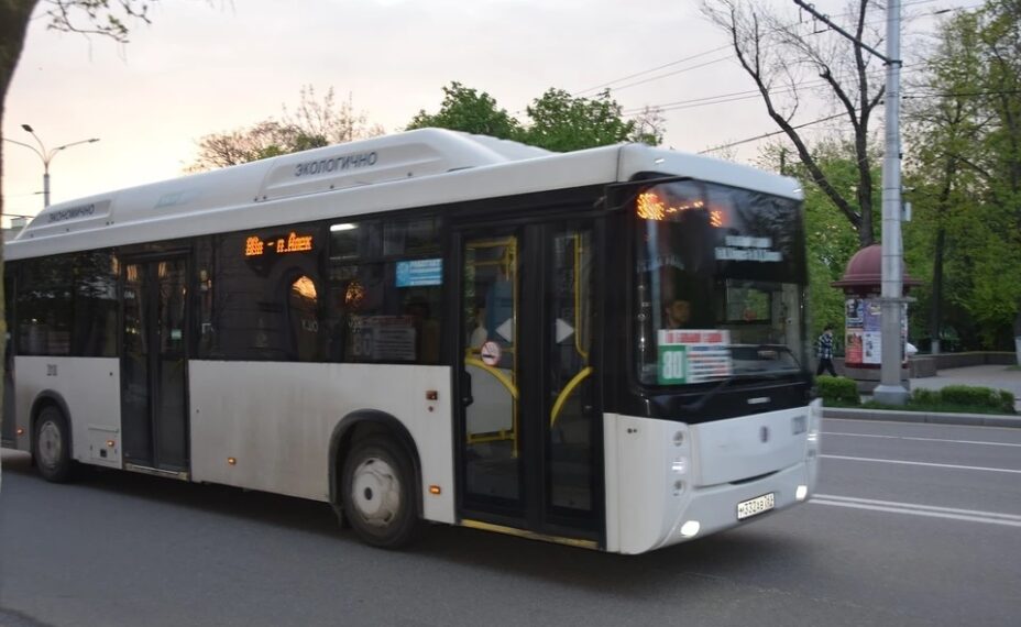 Предполагается, что  стоимость проезда для одного человека при оплате наличными поднимется до 48 рублей. Фото: Дмитрий КУТЕПОВ