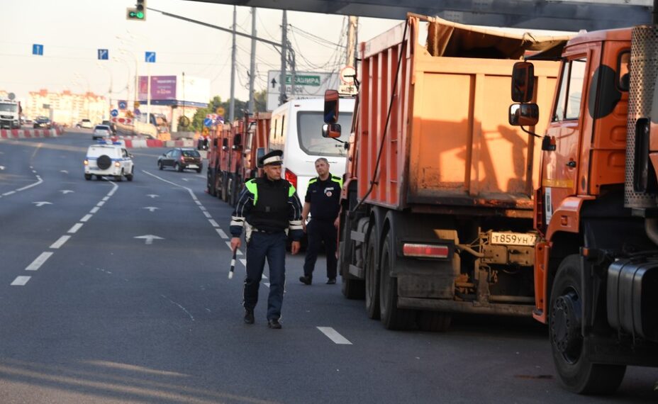 Инспекторы тщательно осмотрели несколько грузовиков. Фото: Михаил ФРОЛОВ