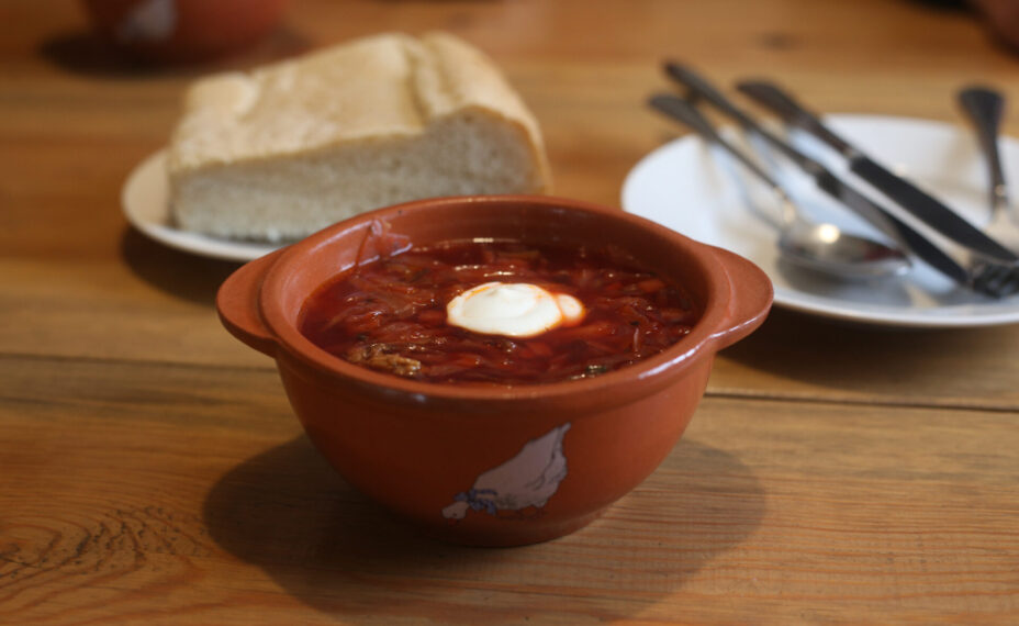 Семейный обед из четырех порций борща с хлебом в донской столице оказался дешевле среднего по стране показателя - 203.48 рубля. Фото: Ольга ЮШКОВА