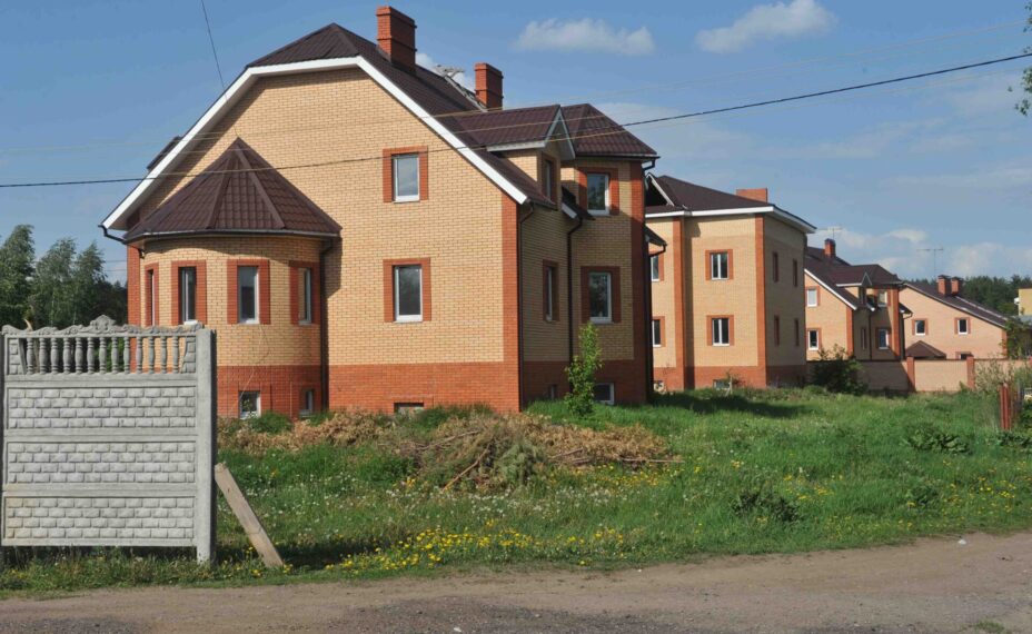 За 9 месяцев нынешнего года объем ввода индивидуальных домов по сравнению с аналогичным периодом прошлого года снизился на 21,6%. Фото: Владимир ВЕЛЕНГУРИН