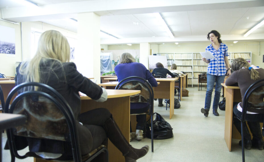 В новом учебном году более 60 школ области проведут пробные занятия по внеурочному курсу «Моя семья». Фото: Алескей БУЛАТОВ