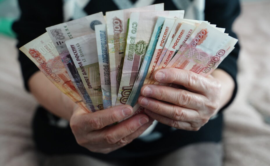 Под предлогом «очищения» от негативной энергии мошенница выманивала у доверчивых людей деньги, а потом убеждала переводить их на ее банковскую карточку. Фото: Светлана МАКОВЕЕВА