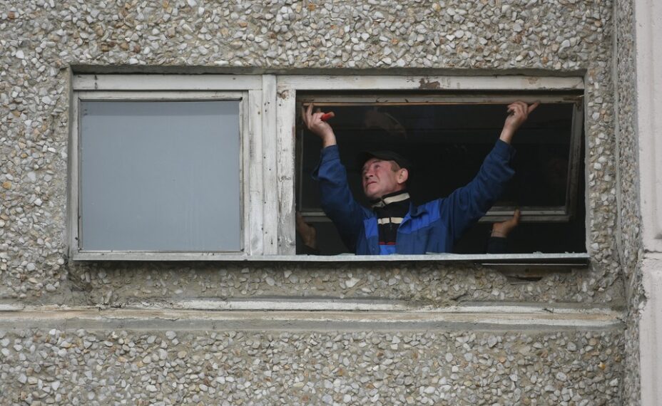 Работы собираются продолжить еще в четырех домах на улице Инструментальной. Фото: Алексей БУЛАТОВ